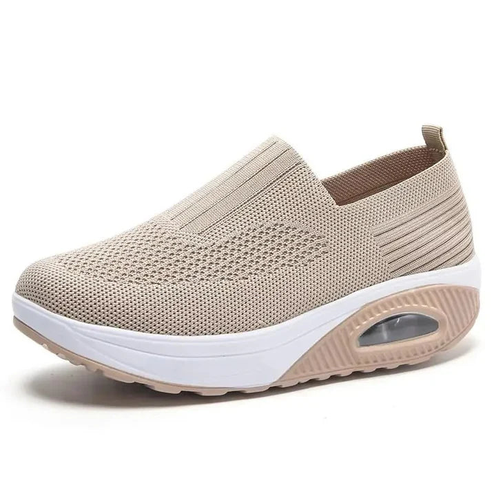 atmungsaktive-plateausneaker-seitenansicht-mesh-obermaterial-gepolsterte-sohle