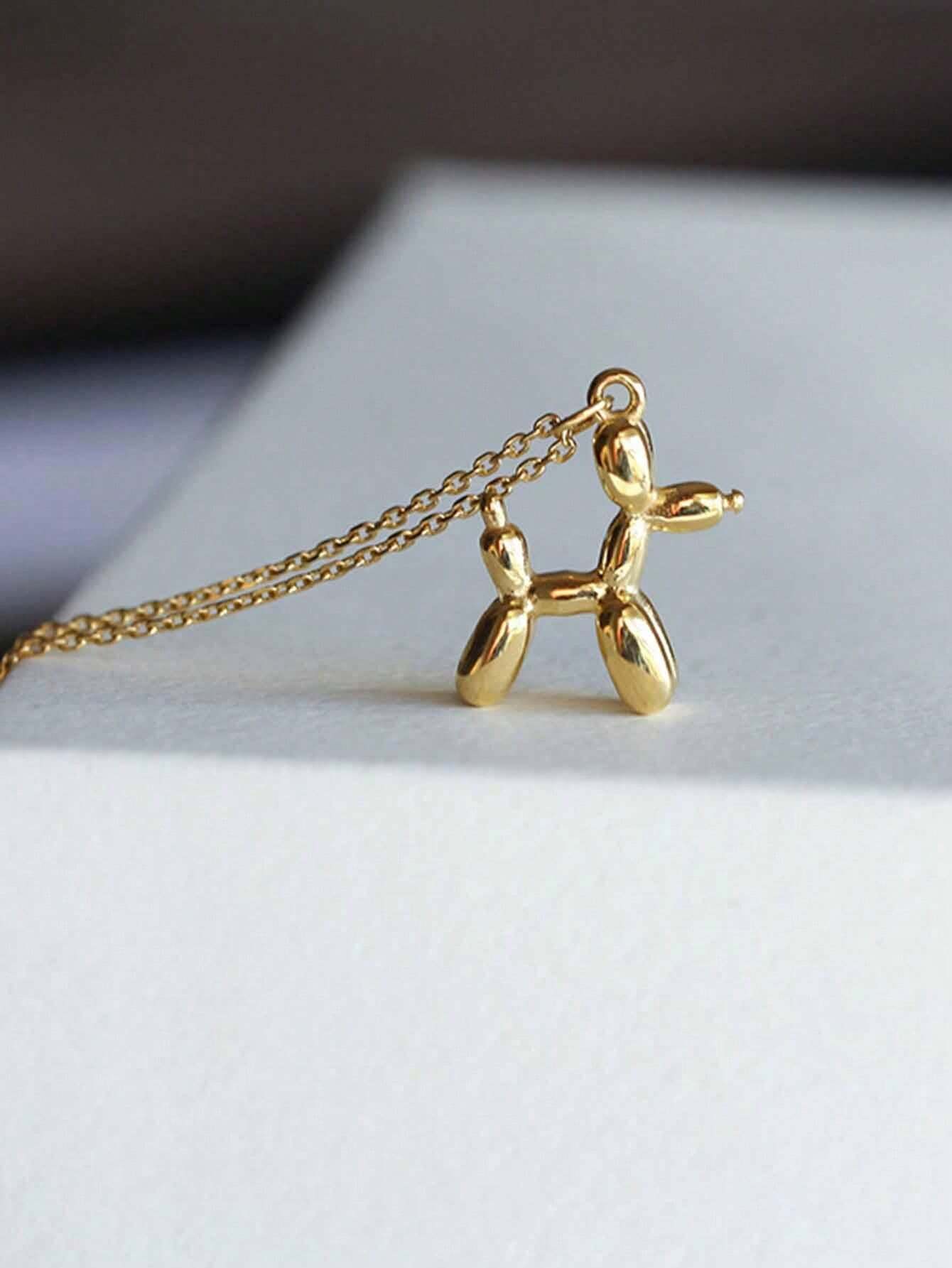 Eine-goldene-Ballontier-Halskette-mit-einem-verspielten-Anhänger-in-Form-eines-Hundes.