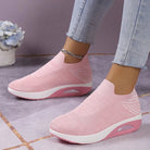 gestrickte-slip-on-sneaker-frontansicht-bequeme-passform-modernes-design