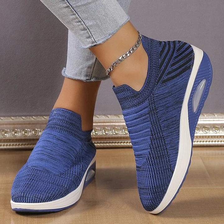 gestrickte-slip-on-sneaker-frontansicht-bequeme-passform-modernes-design