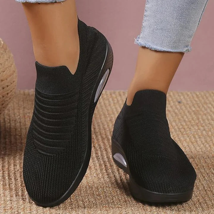 gestrickte-slip-on-sneaker-frontansicht-bequeme-passform-modernes-design
