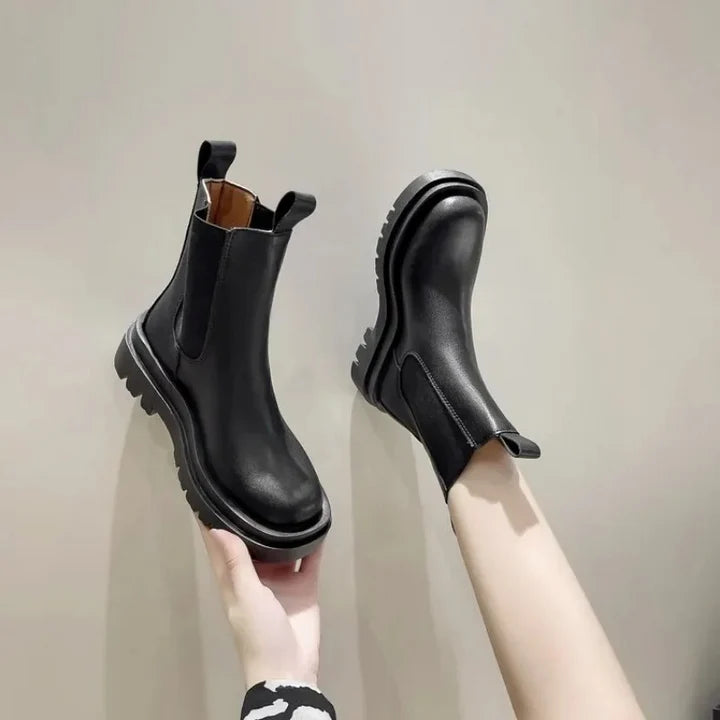 chunky-lederstiefel-frontansicht-hochwertiges-leder-robuste-sohle