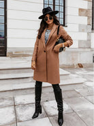 Ein-einreihiger-Mantel-mit-klassischem-Kragen-und-elegantem-Design,-ideal-für-einen-stilvollen-und-zeitlosen-Look.