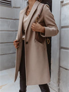 Ein-einreihiger-Mantel-mit-klassischem-Kragen-und-elegantem-Design,-ideal-für-einen-stilvollen-und-zeitlosen-Look.
