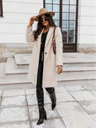 Ein-einreihiger-Mantel-mit-klassischem-Kragen-und-elegantem-Design,-ideal-für-einen-stilvollen-und-zeitlosen-Look.