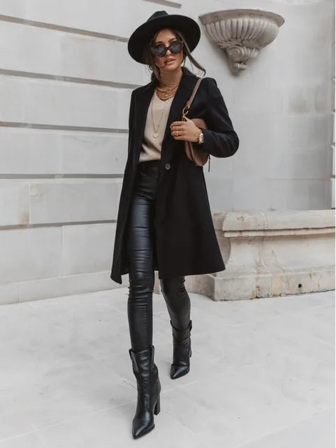 Ein-einreihiger-Mantel-mit-klassischem-Kragen-und-elegantem-Design,-ideal-für-einen-stilvollen-und-zeitlosen-Look.