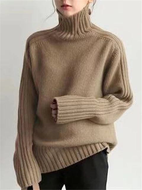 Gemütlicher-Rollkragenpullover-mit-geripptem-Strickmuster-und-lockerer-Passform,-perfekt-für-einen-stilvollen-und-wärmenden-Winterlook.