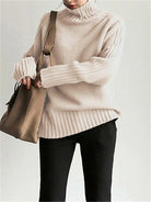 Gemütlicher-Rollkragenpullover-mit-geripptem-Strickmuster-und-lockerer-Passform,-perfekt-für-einen-stilvollen-und-wärmenden-Winterlook.