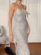 Schmales-Midikleid-mit-Spaghettiträgern-und-vollständigem-Paillettenbesatz-für-einen-funkelnden-und-eleganten-Look