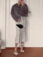 Schmales-Midikleid-mit-Spaghettiträgern-und-vollständigem-Paillettenbesatz-für-einen-funkelnden-und-eleganten-Look