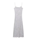 Schmales-Midikleid-mit-Spaghettiträgern-und-vollständigem-Paillettenbesatz-für-einen-funkelnden-und-eleganten-Look