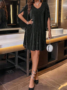 Weit-geschnittenes-Kleid-mit-V-Ausschnitt-glitzerndem-Stoff-und-transparenten-Flügelärmeln-für-einen-elegant-lockeren-Stil