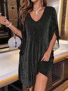 Weit-geschnittenes-Kleid-mit-V-Ausschnitt-glitzerndem-Stoff-und-transparenten-Flügelärmeln-für-einen-elegant-lockeren-Stil