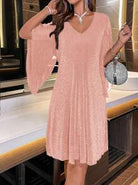 Weit-geschnittenes-Kleid-mit-V-Ausschnitt-glitzerndem-Stoff-und-transparenten-Flügelärmeln-für-einen-elegant-lockeren-Stil