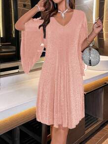 Weit-geschnittenes-Kleid-mit-V-Ausschnitt-glitzerndem-Stoff-und-transparenten-Flügelärmeln-für-einen-elegant-lockeren-Stil