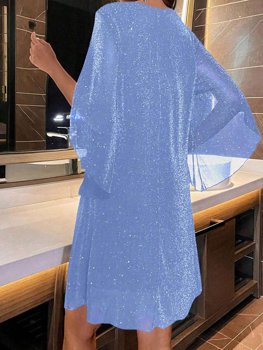 Weit-geschnittenes-Kleid-mit-V-Ausschnitt-glitzerndem-Stoff-und-transparenten-Flügelärmeln-für-einen-elegant-lockeren-Stil