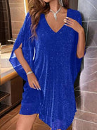 Weit-geschnittenes-Kleid-mit-V-Ausschnitt-glitzerndem-Stoff-und-transparenten-Flügelärmeln-für-einen-elegant-lockeren-Stil