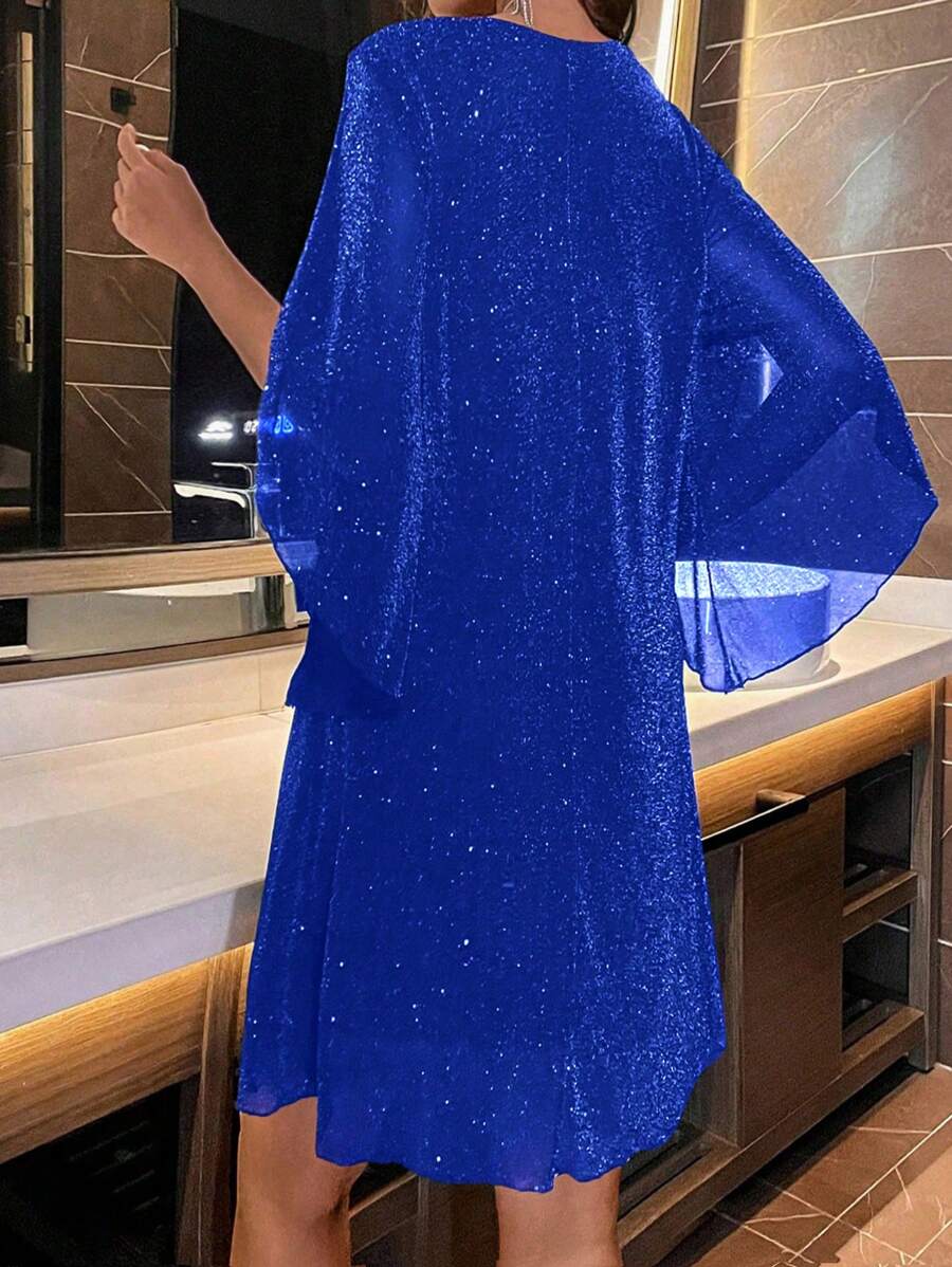 Weit-geschnittenes-Kleid-mit-V-Ausschnitt-glitzerndem-Stoff-und-transparenten-Flügelärmeln-für-einen-elegant-lockeren-Stil