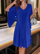 Weit-geschnittenes-Kleid-mit-V-Ausschnitt-glitzerndem-Stoff-und-transparenten-Flügelärmeln-für-einen-elegant-lockeren-Stil