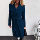 Ein-taillierter-Mantel-mit-Gürtelverschluss,-perfekt-für-einen-eleganten-und-stilvollen-Look.