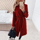 Ein-taillierter-Mantel-mit-Gürtelverschluss,-perfekt-für-einen-eleganten-und-stilvollen-Look.
