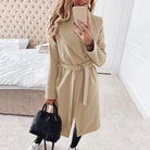 Ein-taillierter-Mantel-mit-Gürtelverschluss,-perfekt-für-einen-eleganten-und-stilvollen-Look.