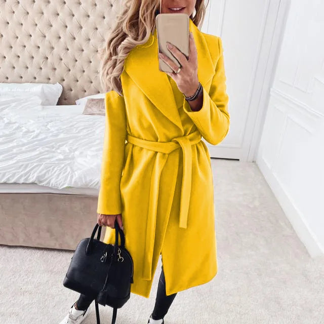 Ein-taillierter-Mantel-mit-Gürtelverschluss,-perfekt-für-einen-eleganten-und-stilvollen-Look.