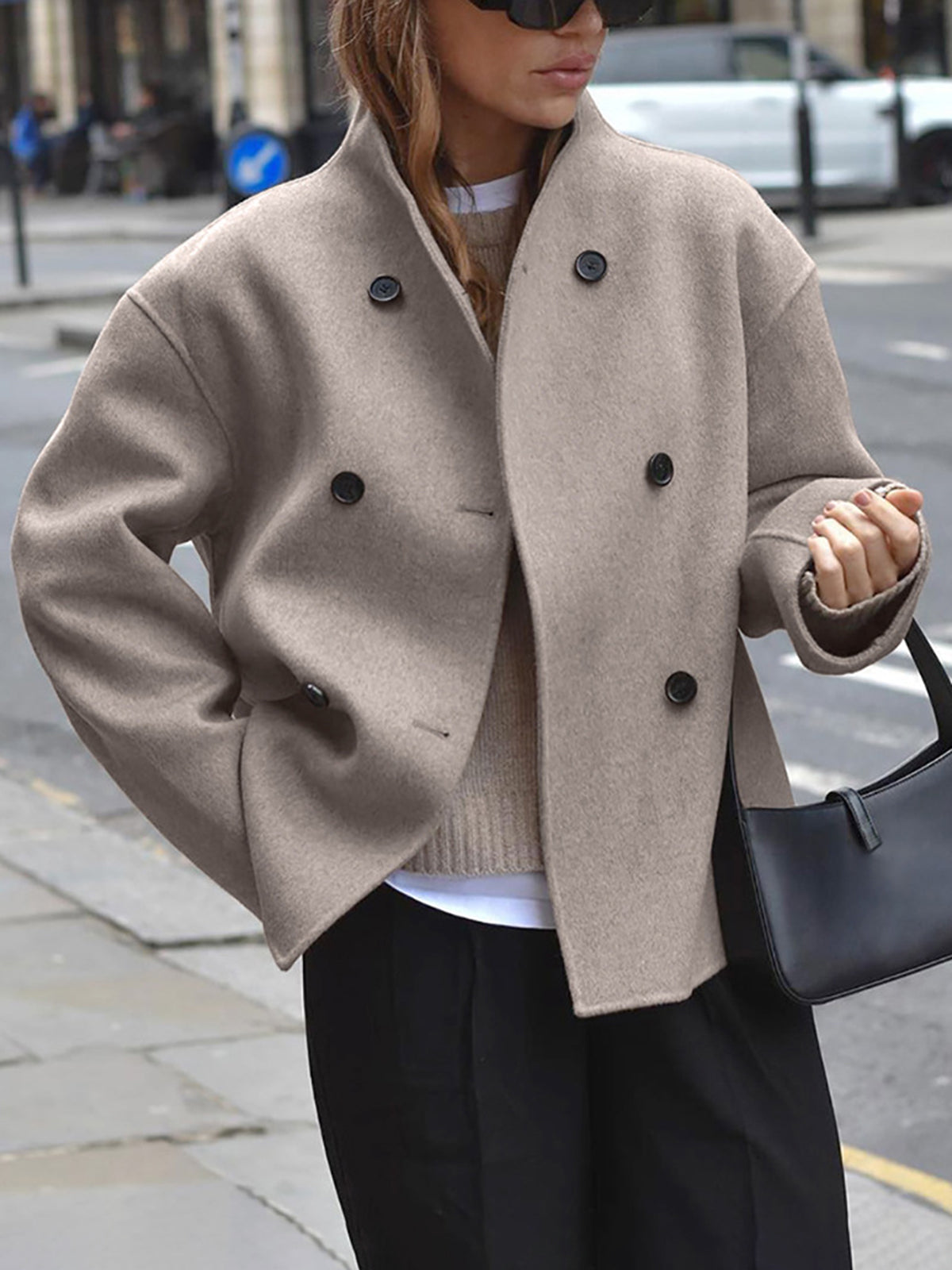 Kurzer–Mantel–mit–doppelter–Knopfleiste–klassisch–und–modern–für–jedes–Outfit