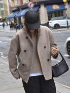 Kurzer–Mantel–mit–doppelter–Knopfleiste–klassisch–und–modern–für–jedes–Outfit