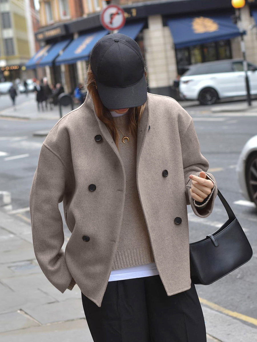 Kurzer–Mantel–mit–doppelter–Knopfleiste–klassisch–und–modern–für–jedes–Outfit