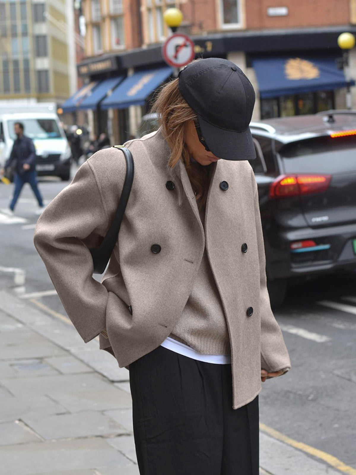 Kurzer–Mantel–mit–doppelter–Knopfleiste–klassisch–und–modern–für–jedes–Outfit
