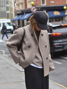 Kurzer–Mantel–mit–doppelter–Knopfleiste–klassisch–und–modern–für–jedes–Outfit