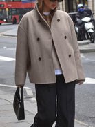 Kurzer–Mantel–mit–doppelter–Knopfleiste–klassisch–und–modern–für–jedes–Outfit