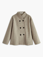 Kurzer–Mantel–mit–doppelter–Knopfleiste–klassisch–und–modern–für–jedes–Outfit