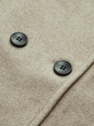 Kurzer–Mantel–mit–doppelter–Knopfleiste–klassisch–und–modern–für–jedes–Outfit
