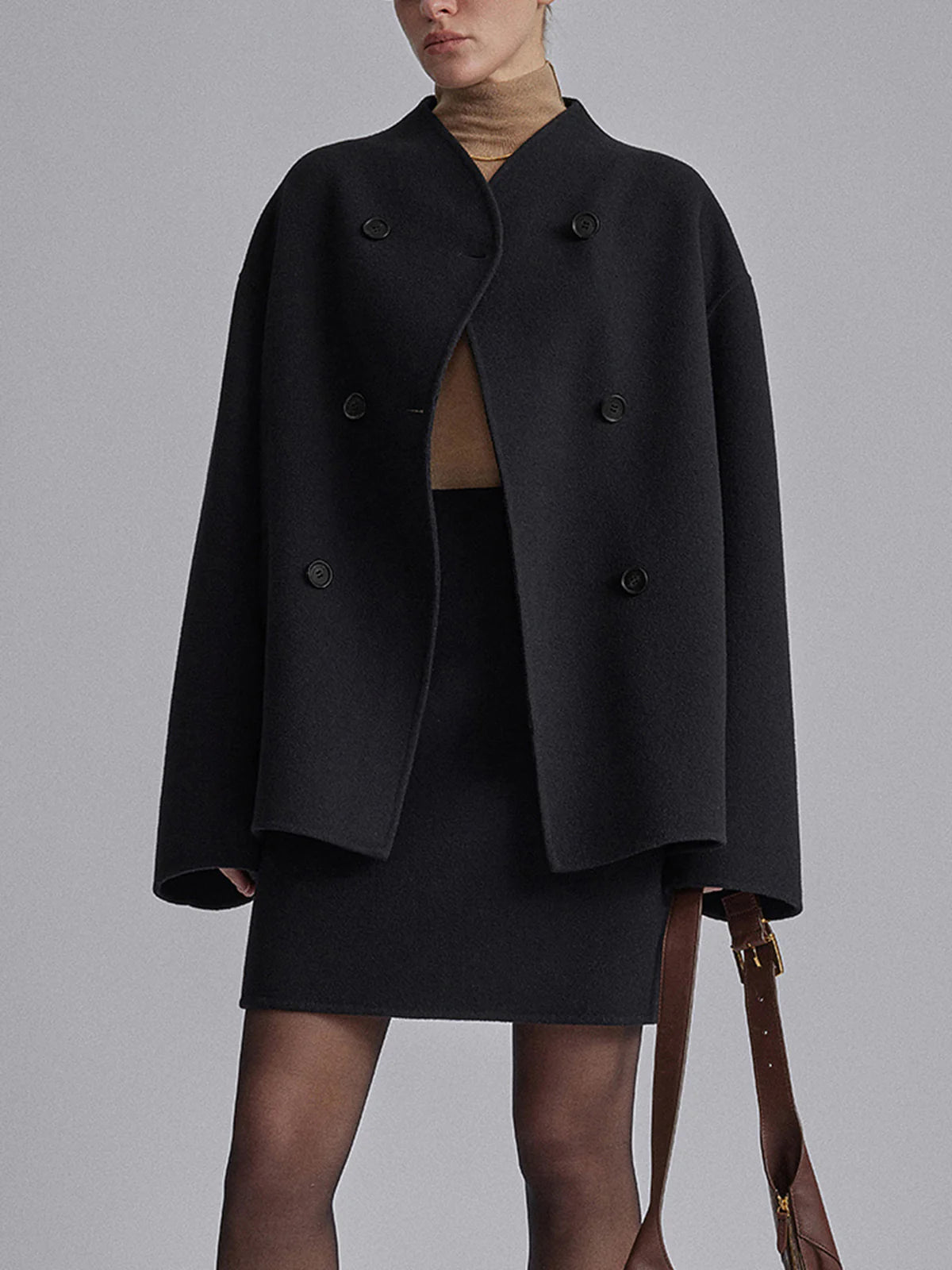 Kurzer–Mantel–mit–doppelter–Knopfleiste–klassisch–und–modern–für–jedes–Outfit