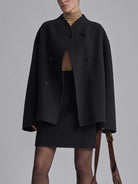 Kurzer–Mantel–mit–doppelter–Knopfleiste–klassisch–und–modern–für–jedes–Outfit