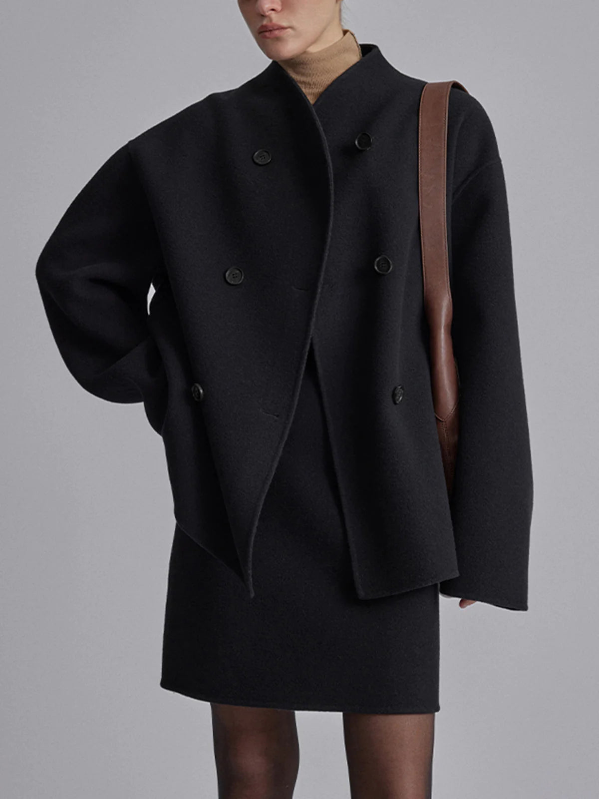 Kurzer–Mantel–mit–doppelter–Knopfleiste–klassisch–und–modern–für–jedes–Outfit