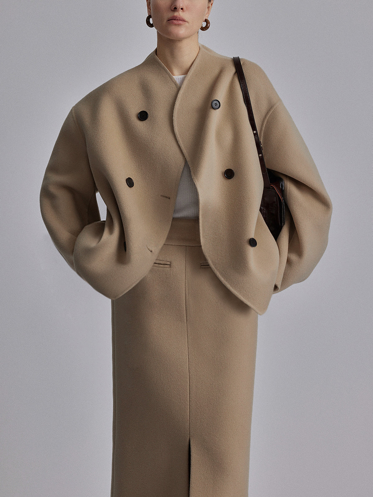 Kurzer–Mantel–mit–doppelter–Knopfleiste–klassisch–und–modern–für–jedes–Outfit