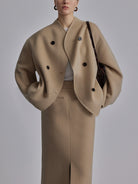 Kurzer–Mantel–mit–doppelter–Knopfleiste–klassisch–und–modern–für–jedes–Outfit