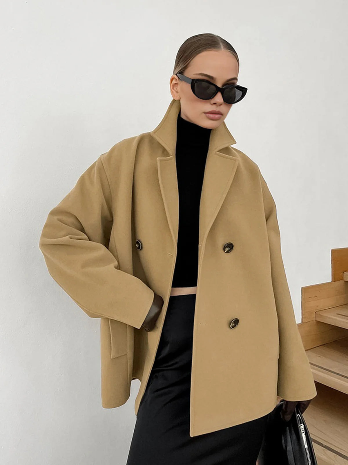 Klassischer–Kamelmantel–doppelt–geknöpft–minimalistisch–elegant–zeitlos–hochwertig.