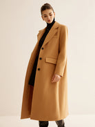 Langer-einreihiger-mantel-in-klassischem-design-mit-hohem-kragen-für-einen-eleganten-und-schlichten-winter-look