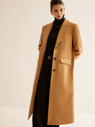 Langer-einreihiger-mantel-in-klassischem-design-mit-hohem-kragen-für-einen-eleganten-und-schlichten-winter-look