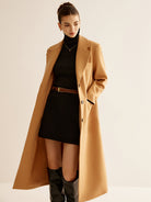 Langer-einreihiger-mantel-in-klassischem-design-mit-hohem-kragen-für-einen-eleganten-und-schlichten-winter-look
