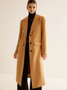 Langer-einreihiger-mantel-in-klassischem-design-mit-hohem-kragen-für-einen-eleganten-und-schlichten-winter-look