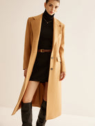 Langer-einreihiger-mantel-in-klassischem-design-mit-hohem-kragen-für-einen-eleganten-und-schlichten-winter-look