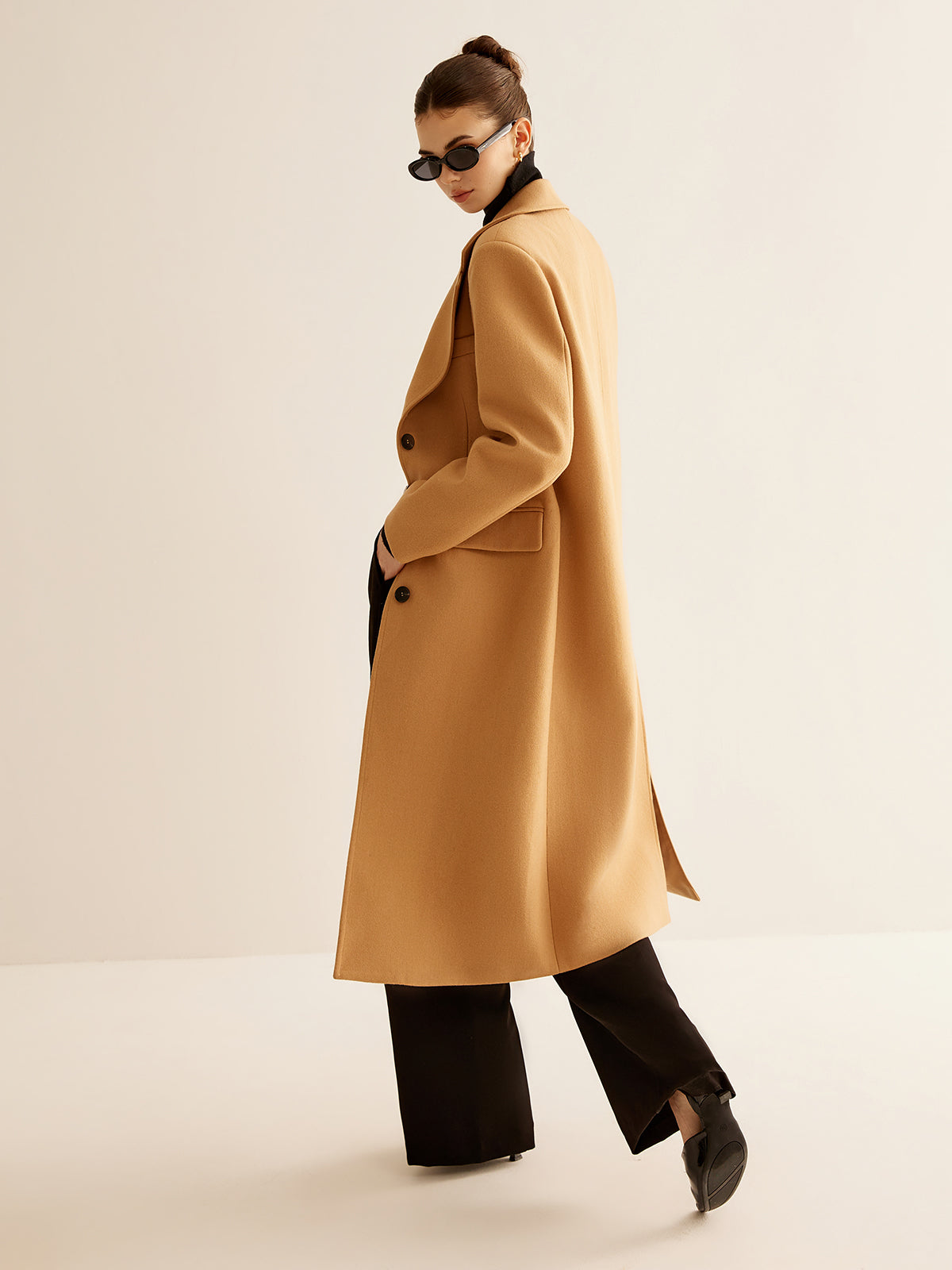 Langer-einreihiger-mantel-in-klassischem-design-mit-hohem-kragen-für-einen-eleganten-und-schlichten-winter-look