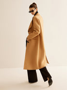 Langer-einreihiger-mantel-in-klassischem-design-mit-hohem-kragen-für-einen-eleganten-und-schlichten-winter-look