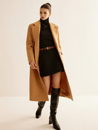Langer-einreihiger-mantel-in-klassischem-design-mit-hohem-kragen-für-einen-eleganten-und-schlichten-winter-look