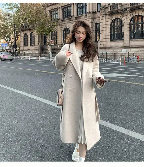 Ein-langer-eleganter-Mantel-mit-Zweireiher-Design,-perfekt-für-einen-schicken-Winterlook-in-der-Stadt.